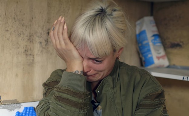 לילי אלן בוכה (צילום: צילום מסך | BBC)