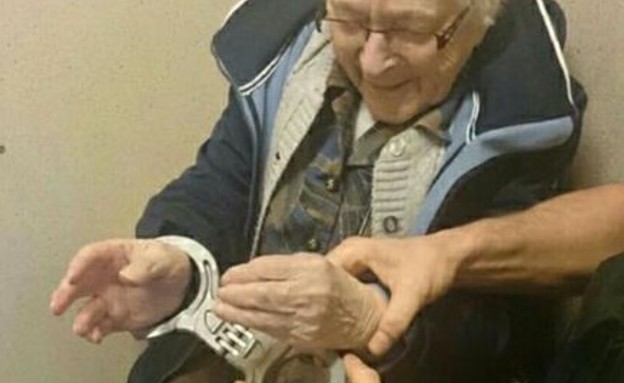 קשישה בת 99 במשטרה (צילום: Facebook/Politie Nijmegen-Zuid)