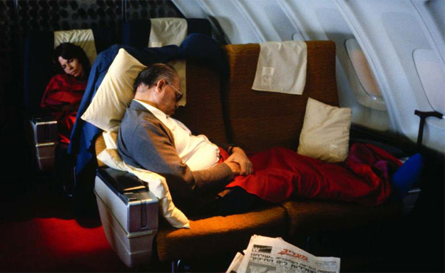 מנחם בגין ישן במטוס (צילום: דויד רובינגר)