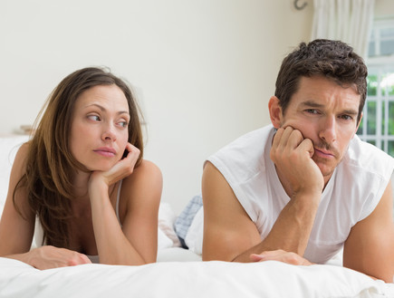 גבר ואישה במיטה (צילום: Shutterstock)