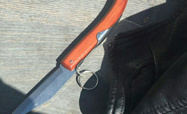 הסכין שנתפסה על גופו של החשוד (צילום: דוברות המשטרה)