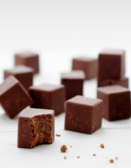 קוביות שוקולד נוגט וקורמל (צילום: שרית נובק - מיס פטל, mako אוכל)