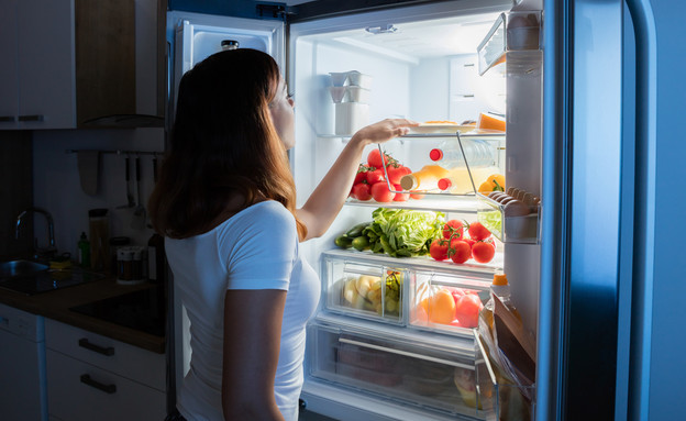 מחפשת במקרר, לילה, מטבח (צילום: Shutterstock, מעריב לנוער)