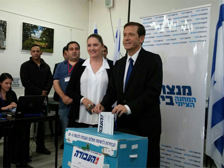 הרצוג מצביע בפריימריז