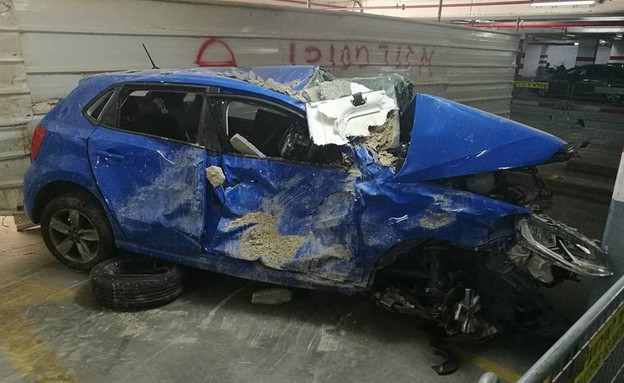 תאונת מנוף - מכונית כחולה מרוסקת תקריב (צילום: עמי קאופמן)