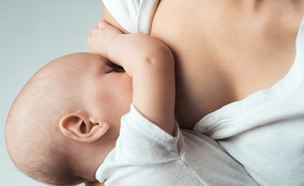 תינוק יונק (צילום: Shutterstock)