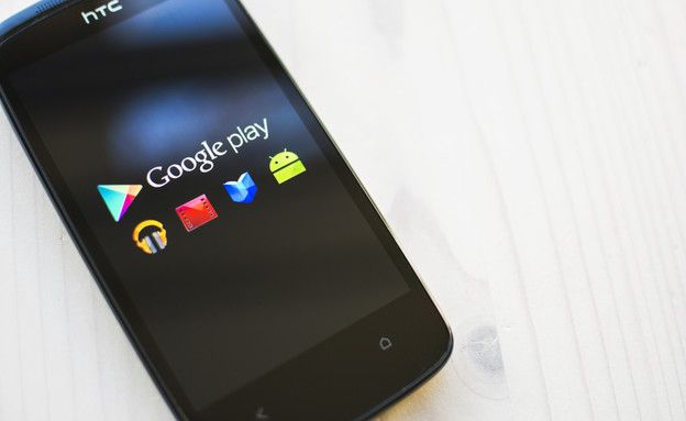 "גוגל פליי", חנות התכנים של גוגל, על סמארטפון (צילום: ShutterStock)