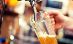 ברמן מוזג בירה (אילוסטרציה: Shutterstock)