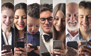 אנשים מביטים בסמארטפון (צילום: Shutterstock)