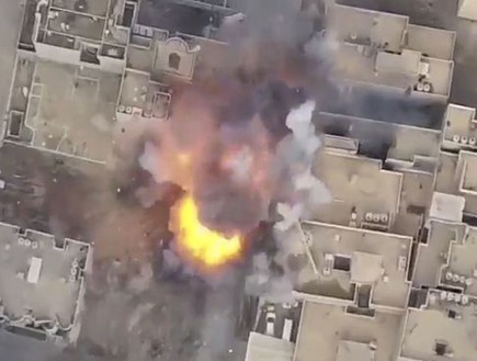 רכב תופת מתפוצץ במוסול (צילום: צילום מסך מתוך סרטון של דאע