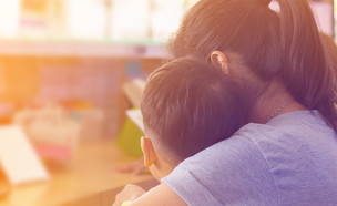 אמא וילד עניים פתחון לב 