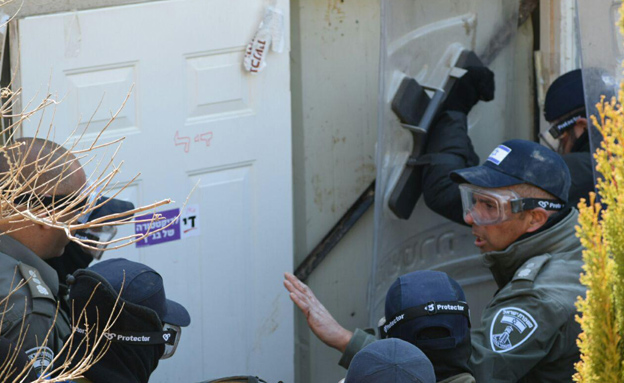 שוטרים פורצים את המכשולים (צילום: אבי קשמן, חדשות 2)