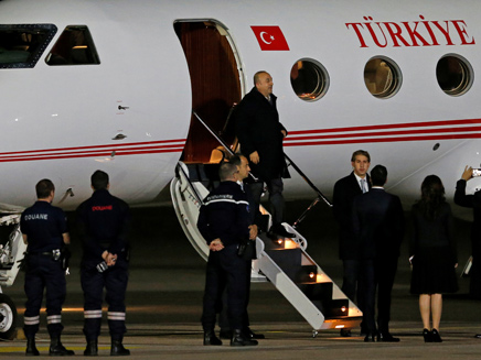שר החוץ הטורקי נוחת בצרפת (צילום: רויטרס)