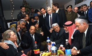 מלך ירדן חוסיין ונתניהו בניחום אבלים, 1997 (צילום: לע"מ)