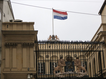 דגל הולנד שב להתנוסס על קונסוליית הולנד באיסטנבול (צילום: מתוך הטוויטר)