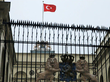דגל טורקיה על קונסוליית הולנד באיסטנבול לאחר פריצה (צילום: מתוך הטוויטר)