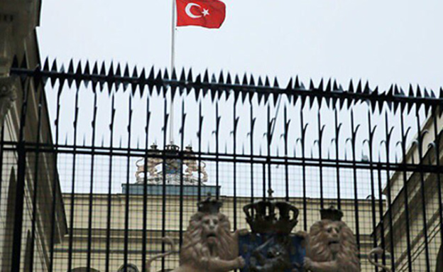 דגל טורקיה על קונסוליית הולנד באיסטנבול לאחר פריצה (צילום: מתוך הטוויטר)