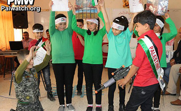 ילדים פלסטינים בהצגה בבית ספר