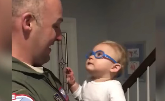 התינוק רואה את אביו לראשונה (צילום: Youtube/World News)
