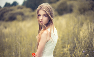 נערה בשדה (צילום: Shutterstock, מעריב לנוער)