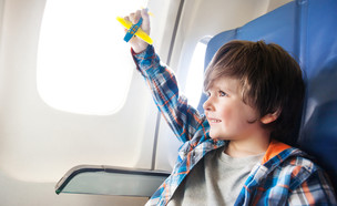 ילד בטיסה (צילום: Shutterstock)