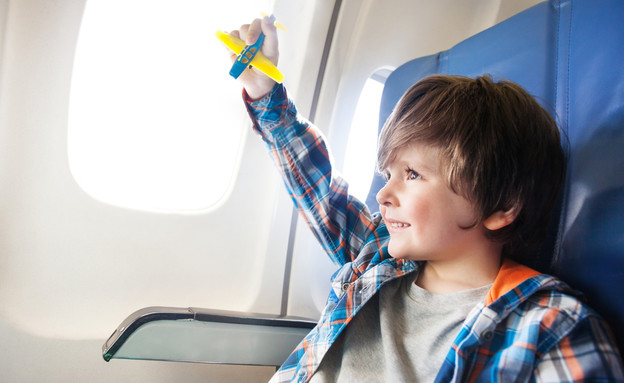 ילד בטיסה (צילום: Shutterstock)
