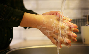 רוחץ ידיים (צילום: Liderina, Shutterstock)