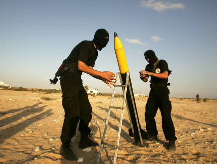 פעילי טרור מתכוננים לשיגור (צילום: Abid Katib, GettyImages IL)