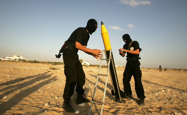 פעילי טרור מתכוננים לשיגור (צילום: Abid Katib, GettyImages IL)