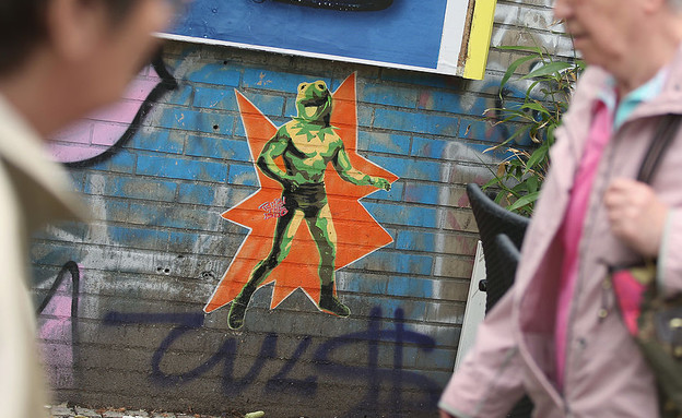 ציור קיר בשכונת קרויצברג בברלין (צילום: Sean Gallup, GettyImages IL)