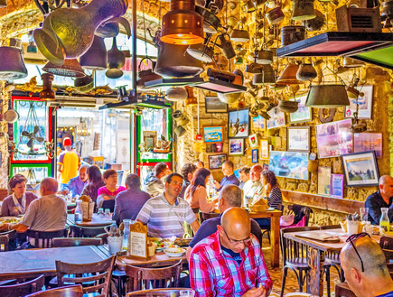 בית קפה בשוק הפשפשים ביפו (צילום: Shutterstock)