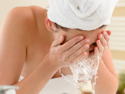 ניקוי פנים (צילום: Shutterstock)
