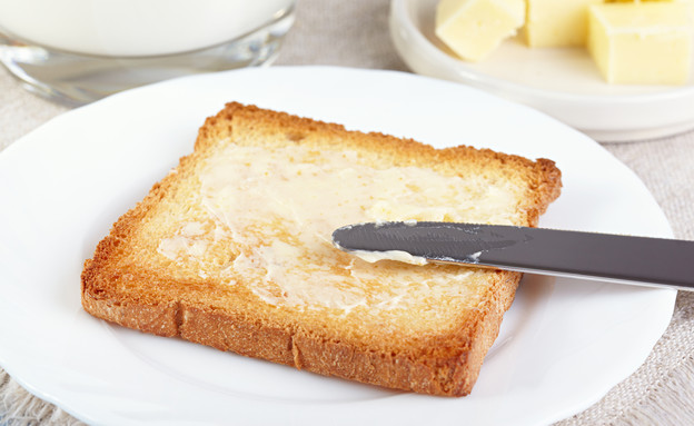 טוסט עם חמאה (צילום: Galina Mikhalishina, Shutterstock)