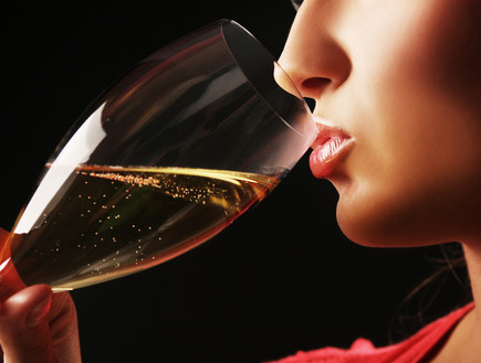 אישה שותה שמפניה (צילום: Shutterstock)