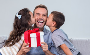 אבא וילדים עם מתנה (צילום: Shutterstock)