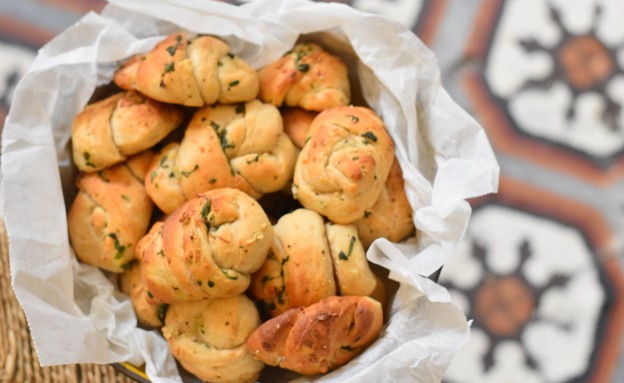 לחמניות שום ובזיליקום