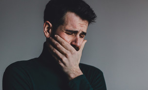 גבר בוכה  (צילום: Shutterstock)