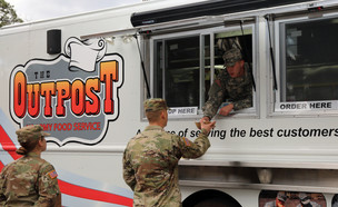 משאיות אוכל בצבא האמרקאי (צילום: צבא ארצות הברית)