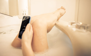 סמארטפון באמבטיה (צילום: ShutterStock)