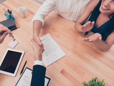 חותמים חוזה