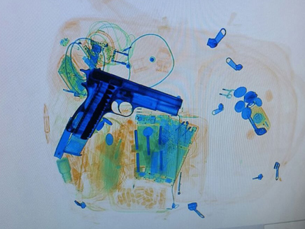 האקדח כפי שהתגלה בשיקוף (צילום: דוברות רשות שדות התעופה)