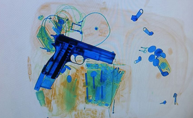 האקדח כפי שהתגלה בשיקוף (צילום: דוברות רשות שדות התעופה)