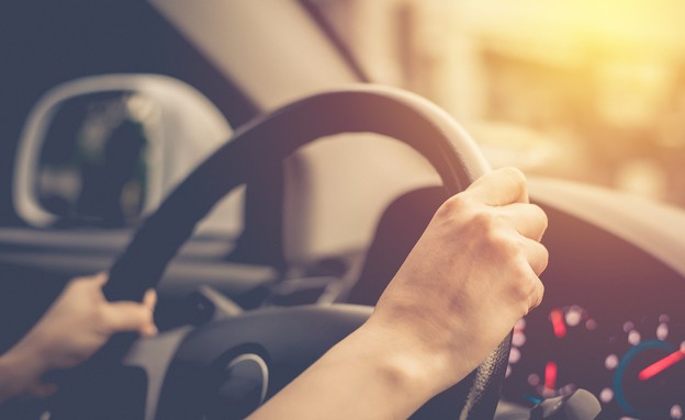 אישה נוהגת במכונית (אילוסטרציה: Shutterstock)