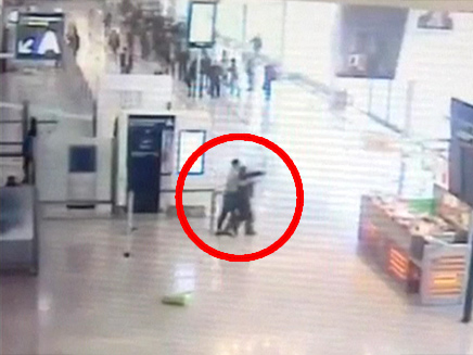 סרטון האבטחה מתקרית הירי בנמל התעופה אורלי בצרפת (צילום: איי פי)