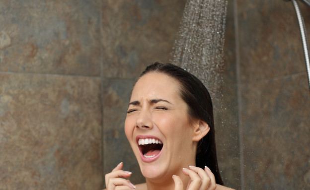 אישה בוכה במקלחת (צילום: Shutterstock)