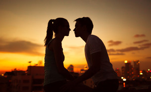 צלליות זוג מתנשק (צילום: Shutterstock, מעריב לנוער)