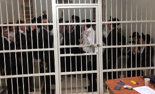 חרדים עצורים פורצים בשירה ובריקודים בתא המעצר