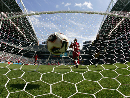 שחקן נבחרת ארצות הברית בכדורגל מבקיע במשחק מול נבחרת קנדה (צילום: Jonathan Ferrey, GettyImages IL)