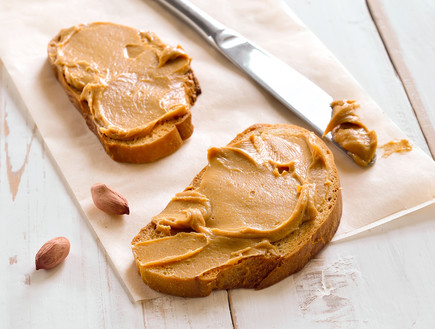 לחם עם חמאת בוטנים (צילום: Fortyforks, Shutterstock)