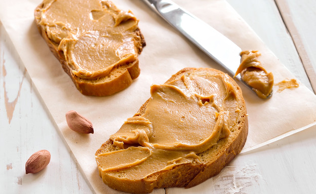 לחם עם חמאת בוטנים (צילום: Fortyforks, Shutterstock)